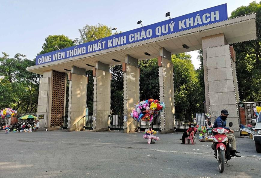 Cổng công viên Thống Nhất ở đường Đại Cồ Việt, Trần Nhân Tông, Lê Duẩn đều đã chăng dây, đặt biển báo.(Ảnh: Thanh Tùng/TTXVN)