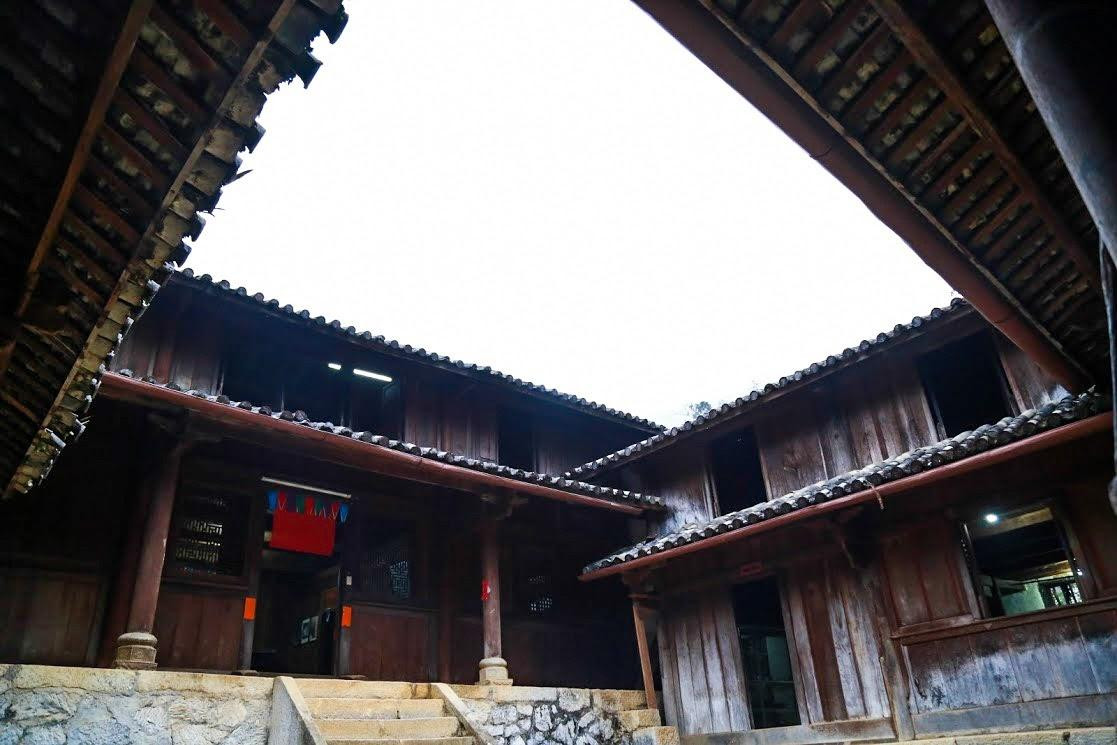 Vua Mèo bắt đầu khởi công xây dinh thự từ năm 1898 đến 1903 thì khánh thành, toàn bộ dinh thự họ Vương có diện tích gần 3.000 m2. Số tiền mà vua Mèo bỏ ra xây dựng ngôi dinh thự lên tới 15 vạn đồng bạc trắng, tính ra tiền bây giờ là khoảng 150 tỷ.