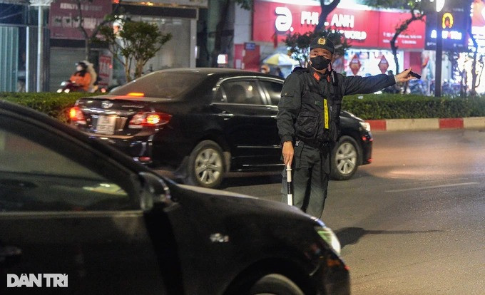 Từ nay đến Tết Nguyên đán Quý mão 2023, 15 tổ công tác 141 và công an các quận, huyện, thị xã trên địa bàn Hà Nội tiếp tục tăng cường kiểm tra nồng độ cồn đối với các lái xe lưu thông trên đường nhằm phát hiện, kiềm chế hiệu quả tình trạng lái xe sử dụng rượu bia, kéo giảm số vụ tai nạn giao thông và thương vong do rượu bia gây ra. Từ nay đến Tết Nguyên đán Quý mão 2023, 15 tổ công tác 141 và công an các quận, huyện, thị xã trên địa bàn Hà Nội tiếp tục tăng cường kiểm tra nồng độ cồn đối với các lái xe lưu thông trên đường nhằm phát hiện, kiềm chế hiệu quả tình trạng lái xe sử dụng rượu bia, kéo giảm số vụ tai nạn giao thông và thương vong do rượu bia gây ra.