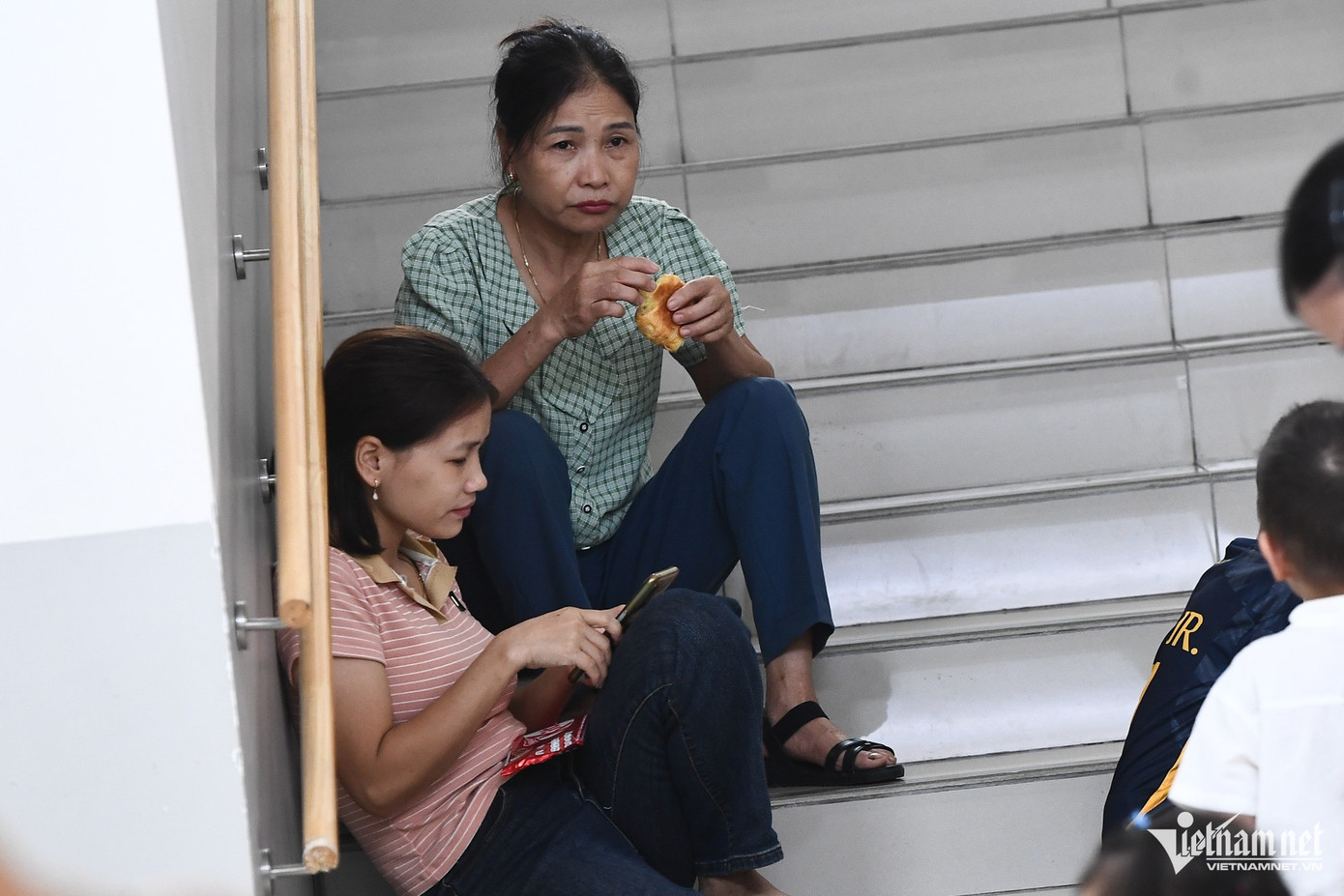 Khu vực đồ ăn tầng 1 và nhà hàng tầng 3 đều quá tải, nhiều gia đình chấp nhận ra ngoài trời ăn dù không có điều hòa. Không ít người ngồi bệt xuống đất hay chân cầu thang để dùng bữa nhanh. Khu vực đồ ăn tầng 1 và nhà hàng tầng 3 đều quá tải, nhiều gia đình chấp nhận ra ngoài trời ăn dù không có điều hòa. Không ít người ngồi bệt xuống đất hay chân cầu thang để dùng bữa nhanh.