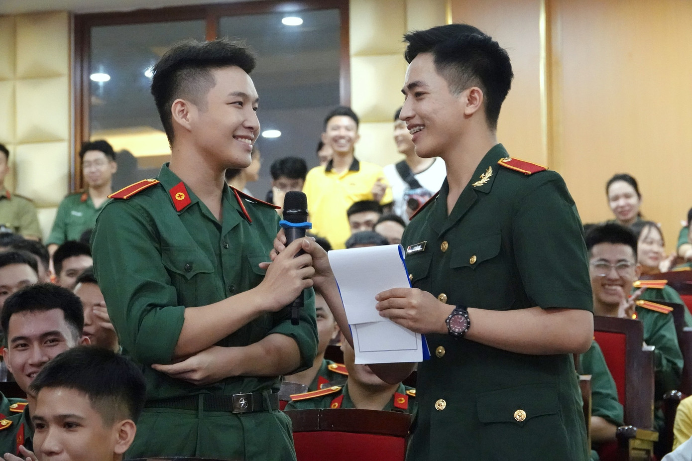 Xen giữa các tiết mục âm nhạc, võ thuật là phần giao lưu với các tân học viên. Xen giữa các tiết mục âm nhạc, võ thuật là phần giao lưu với các tân học viên.