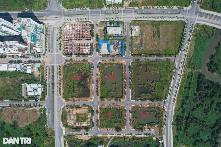 Sau nhiều lần "rượt đuổi" nhau trong buổi đấu giá, cuối cùng lô đất mang ký hiệu số 3-12 có diện tích 10.000 m2 được bán cho Công ty TNHH Đầu tư Bất động sản Ngôi Sao Việt, với mức giá 24.500 tỷ đồng, trung bình 2,4 tỷ đồng/m2 (Ảnh: Hữu Khoa).