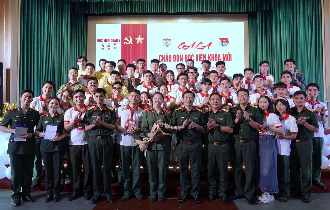 Các đại biểu lãnh đạo và học viên tham dự gala. Các đại biểu lãnh đạo và học viên tham dự gala.