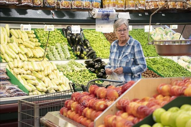 Người dân mua thực phẩm tại siêu thị ở Burlingame, California, Mỹ. Ảnh: THX/TTXVN. Người dân mua thực phẩm tại siêu thị ở Burlingame, California, Mỹ. Ảnh: THX/TTXVN.