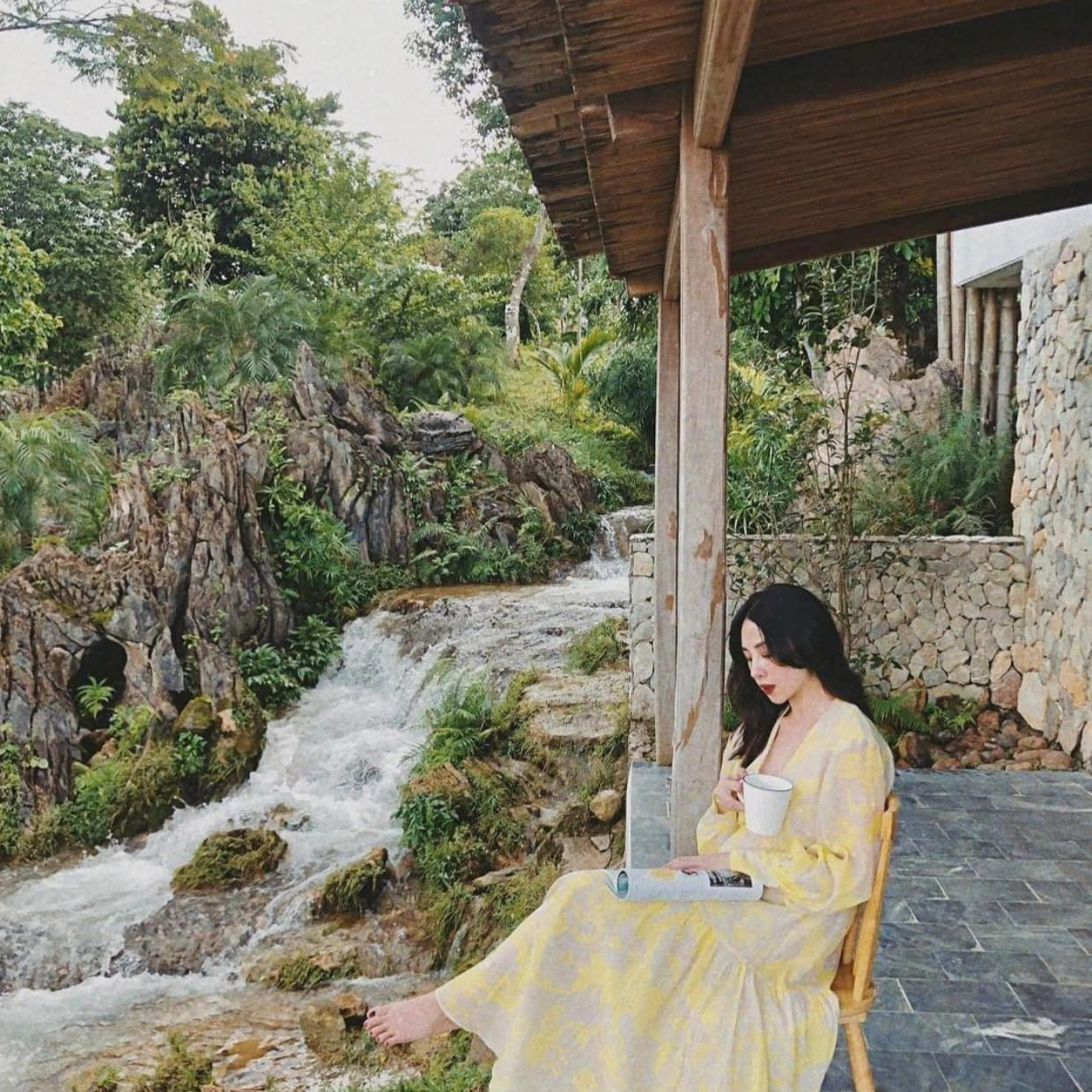 Hình ảnh căn phòng ven suối này từng được nhiều du khách chia sẻ, thu hút sự chú ý trên mạng xã hội. Ảnh: Du lịch Ba Khan/Phan Hằng