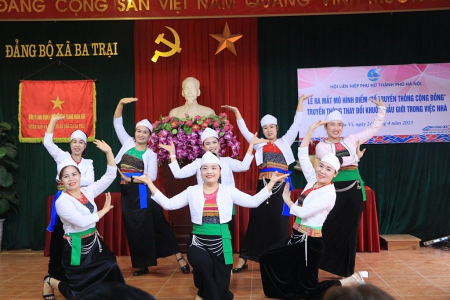 Tiết mục biểu diễn văn nghệ mở màn lễ ra mắt do phụ nữ dân tộc thiểu số xã Ba Trại biểu diễn. Ảnh: Diệu Linh