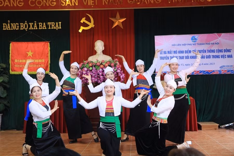 Tiết mục biểu diễn văn nghệ mở màn lễ ra mắt do phụ nữ dân tộc thiểu số xã Ba Trại biểu diễn. Ảnh: Diệu Linh