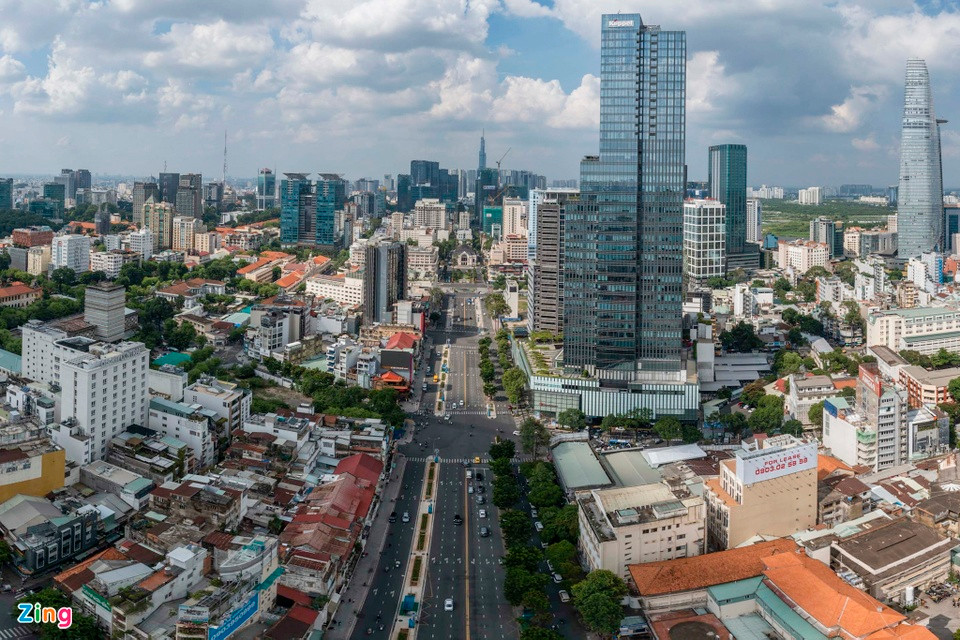 Đã gần 1 năm trôi qua kể từ khi rào chắn công trình metro số 1 trên đường Lê Lợi (quận 1, TP.HCM) được gỡ bỏ, đoạn đường 500 m này vẫn còn khoảng 30-40 mặt bằng bị bỏ trống vì giá thuê quá cao. Đã gần 1 năm trôi qua kể từ khi rào chắn công trình metro số 1 trên đường Lê Lợi (quận 1, TP.HCM) được gỡ bỏ, đoạn đường 500 m này vẫn còn khoảng 30-40 mặt bằng bị bỏ trống vì giá thuê quá cao.