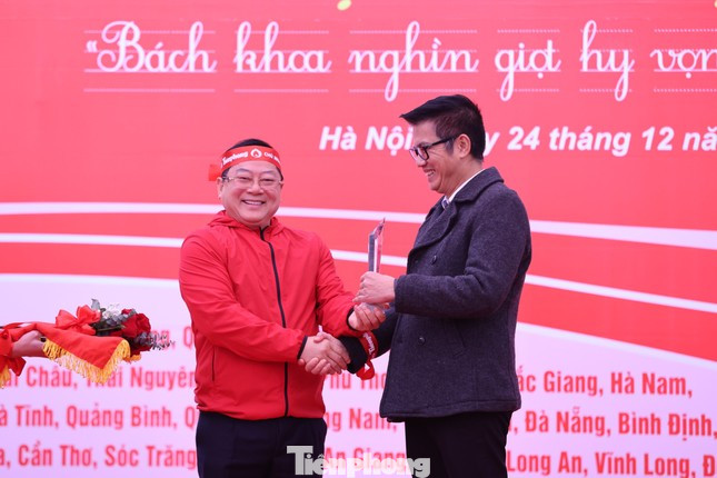 Tri ân sự đóng góp quan trọng trong việc khởi xướng Chủ Nhật Đỏ, Nhà báo Lê Xuân Sơn đại diện cho BTC Chủ Nhật Đỏ trao Kỷ niệm chương tri ân và hoa cho ông Đoàn Công Huynh. Tri ân sự đóng góp quan trọng trong việc khởi xướng Chủ Nhật Đỏ, Nhà báo Lê Xuân Sơn đại diện cho BTC Chủ Nhật Đỏ trao Kỷ niệm chương tri ân và hoa cho ông Đoàn Công Huynh.