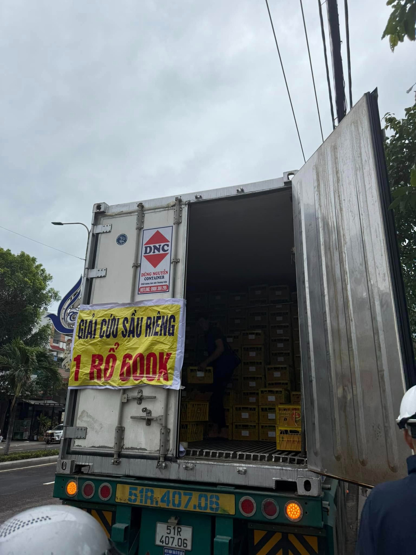 Xe container “giải cứu sầu riêng” đã xuất hiện tại nhiều tuyến phố. Ảnh: Ngo Van Tinh.