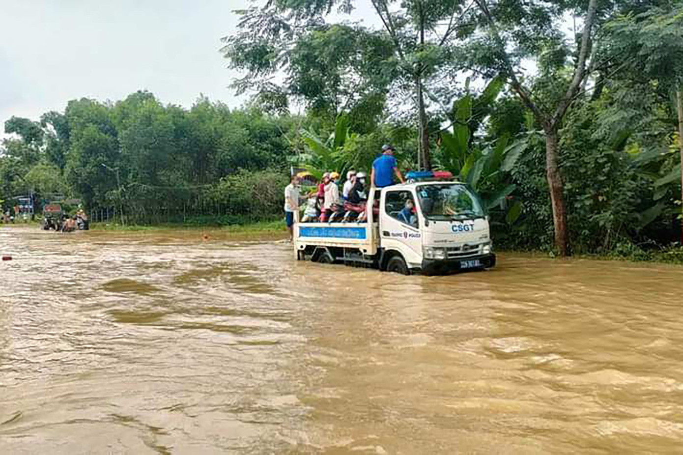 Đến gần 11h cùng ngày, đường vẫn ngập sâu khiến giao thông ùn tắc cục bộ. Ảnh: CACC Đến gần 11h cùng ngày, đường vẫn ngập sâu khiến giao thông ùn tắc cục bộ. Ảnh: CACC