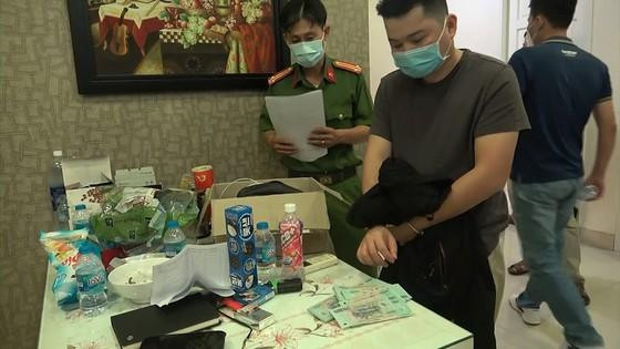 Công an khám xét bắt giữ các đối tượng