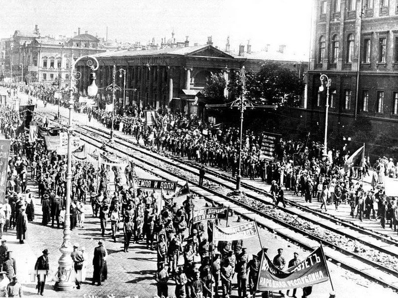 Ngày 1/7/1917 (18/6 theo lịch Nga cũ), tại Petrograd, Đảng Menshevik âm mưu tổ chức một cuộc biểu tình quần chúng để biểu dương lực lượng nhưng Đảng Bolshevik đã tham gia cuộc biểu tình này và biến nó thành cuộc biểu tình ủng hộ đường lối Đảng Bolshevik với các khẩu hiệu: "Đả đảo chiến tranh", "Tất cả chính quyền về tay các Soviet". (Ảnh: Tư liệu quốc tế/TTXVN)