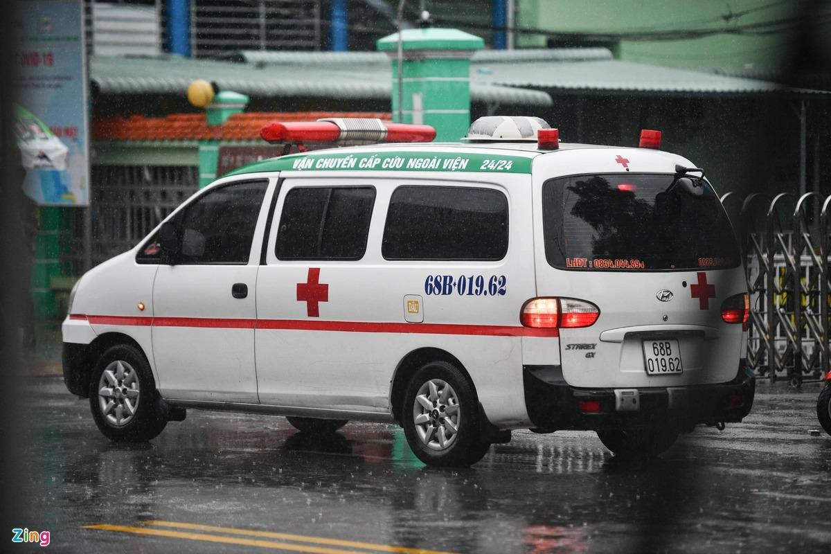 Những chiếc xe cấp cứu liên tục ra vào Bệnh viện Đa khoa Thuận An trưa 7/9. Lực lượng an ninh siết chặt tại hiện trường, chỉ người thân có mối quan hệ ruột thịt với nạn nhân mới có thể vào trong để nhận dạng. Những chiếc xe cấp cứu liên tục ra vào Bệnh viện Đa khoa Thuận An trưa 7/9. Lực lượng an ninh siết chặt tại hiện trường, chỉ người thân có mối quan hệ ruột thịt với nạn nhân mới có thể vào trong để nhận dạng.