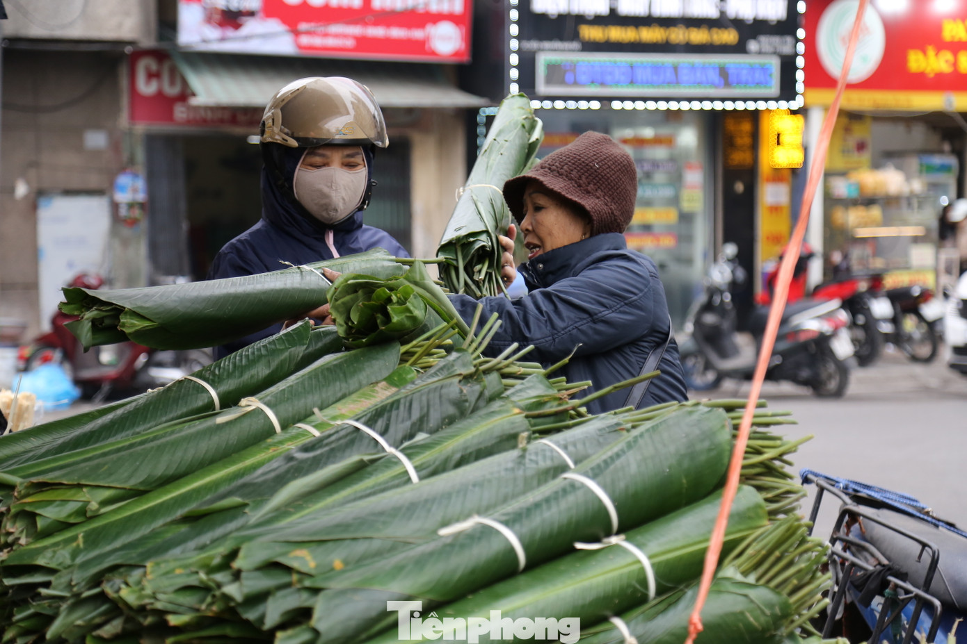 Bà Nguyễn Thị Mùi - chủ một gian hàng - cho biết đã bán lá dong Tết tại chợ được 10 năm. Năm nay, bà Mùi mới hàng được vài ngày nhưng đã bán được 5 vạn lá, toàn bộ là lá dong rừng nhập từ Tuyên Quang với giá 50.000 đồng/bó. Hiện bà Mùi đang nhập thêm 10 vạn lá để phục vụ dịp cận Tết Nguyên đán.