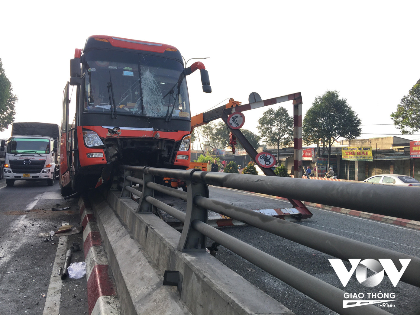 Sau tiếng động lớn, xe khách nằm toác đầu trên lan can hầm chui ảnh 2 Sau tiếng động lớn, xe khách nằm toác đầu trên lan can hầm chui ảnh 2