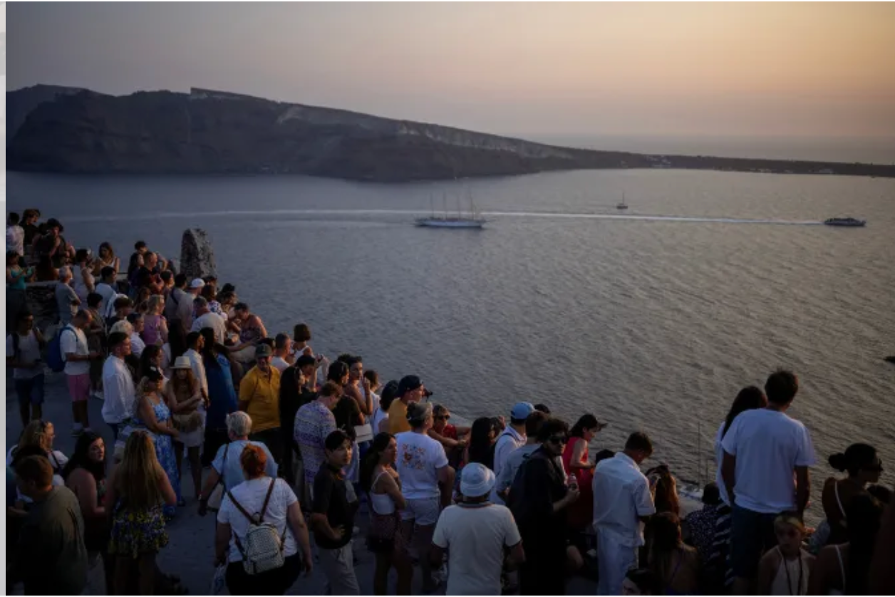 Lượng lớn du khách đổ xô đến hòn đảo khiến xuất hiện nhiều sự bất mãn. Lượng lớn du khách đổ xô đến hòn đảo khiến xuất hiện nhiều sự bất mãn.