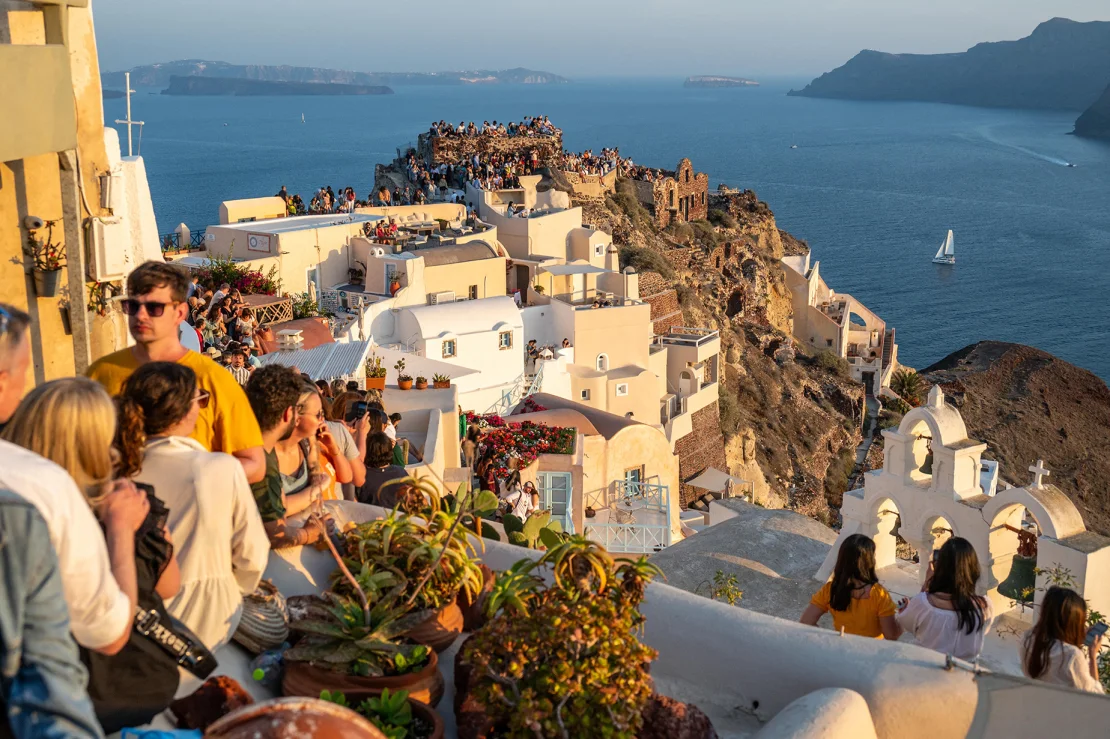 Oia - một ngôi làng ở mũi phía tây bắc của Santorini, là địa điểm ngắm hoàng hôn thu hút lượng lớn du khách nhất của hòn đảo. Oia - một ngôi làng ở mũi phía tây bắc của Santorini, là địa điểm ngắm hoàng hôn thu hút lượng lớn du khách nhất của hòn đảo.