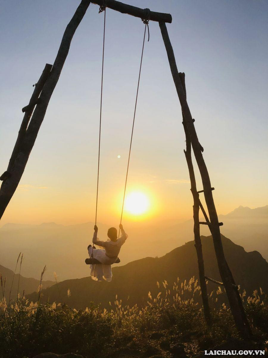 Hoặc ngắm hoàng hôn trên chiếc xích đu để cảm nhận sự hùng vĩ của núi rừng trên điểm dừng chân để lên Bạch Mộc Lương Tử.