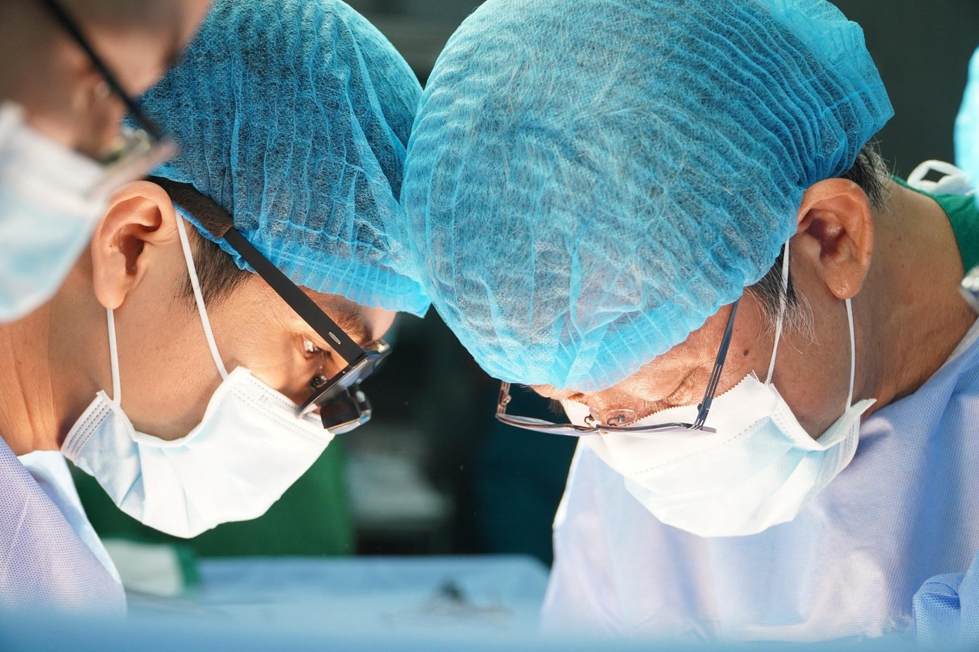 Các bác sĩ tập trung hết mức trong cuộc mổ để giữ gìn nguồn tạng hiến quý giá (Ảnh: Bệnh viện Chợ Rẫy). Các bác sĩ tập trung hết mức trong cuộc mổ để giữ gìn nguồn tạng hiến quý giá (Ảnh: Bệnh viện Chợ Rẫy).