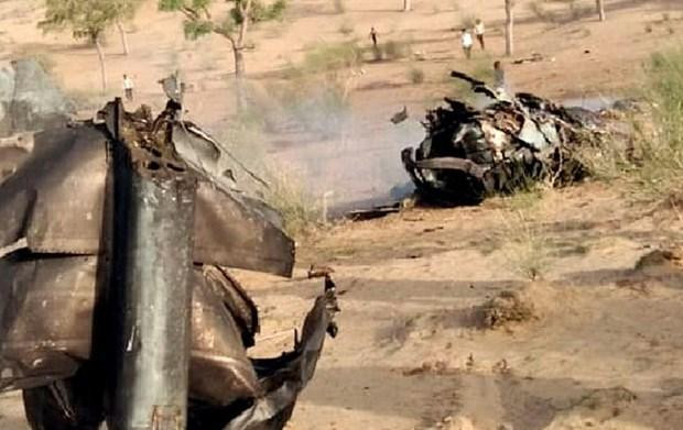 Các mảnh vỡ nằm rải rác khắp nơi và bốc cháy. Ảnh: PTI