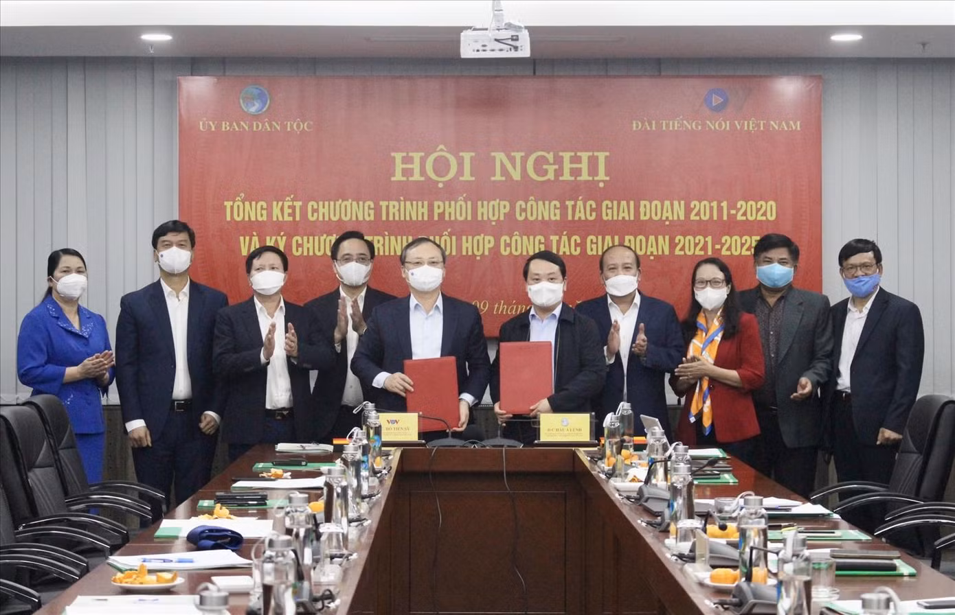 Bộ trưởng, Chủ nhiệm UBDT Hầu A Lềnh và Tổng Giám đốc Đài TNVN Đỗ Tiến Sỹ ký kết Chương trình phối hợp. Ảnh: Báo Dân tộc