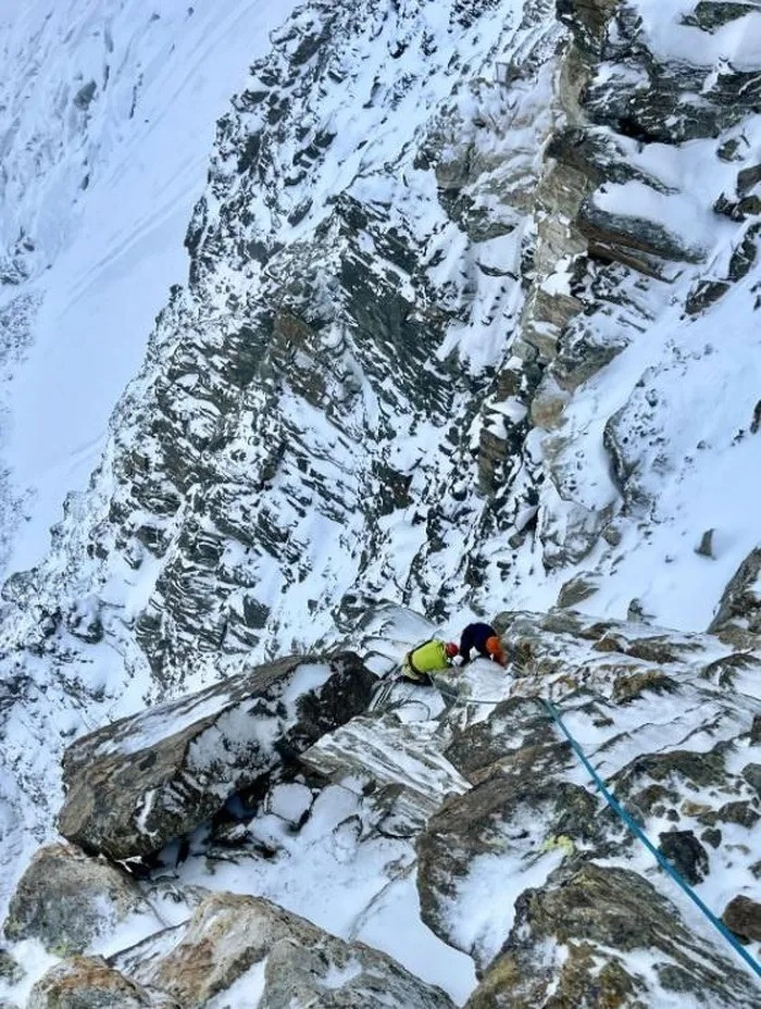 Do không thể dùng trực thăng tiếp cận hiện trường, các chuyên gia đã phải leo lên đỉnh núi tuyết Matterhorn bằng đường bộ. Ảnh: Zermatt Do không thể dùng trực thăng tiếp cận hiện trường, các chuyên gia đã phải leo lên đỉnh núi tuyết Matterhorn bằng đường bộ. Ảnh: Zermatt