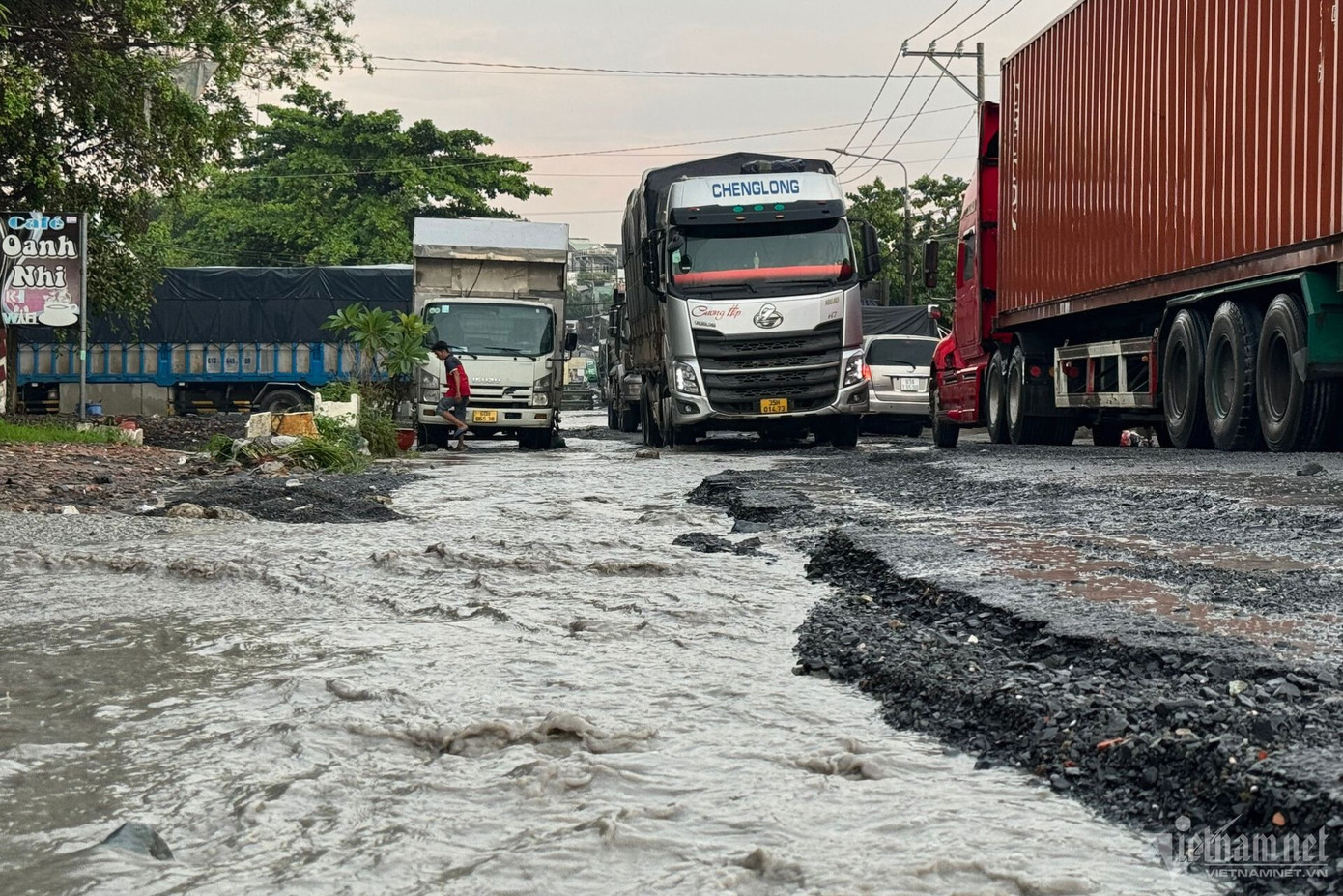 Trước đó, Sở Giao thông vận tải Đồng Nai đã lập đoàn đi kiểm tra thực tế các con đường thuộc dự án BOT đường 768. Ghi nhận cho thấy, tuyến đường Nhà máy nước Thiện Tân, bao gồm đường Hoàng Văn Bổn, đang trong tình trạng xuống cấp nghiêm trọng, gây ảnh hưởng đến việc lưu thông của người dân.