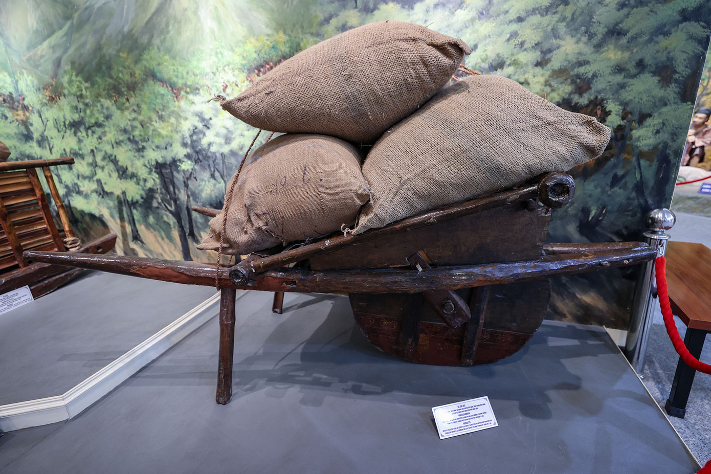 7.000 xe cút kít vận chuyển lương thực được sử dụng trong chiến dịch Điện Biên Phủ. Trong ảnh là xe cút kít của dân công Trịnh Đình Bầm (xã Định Liên, huyện Yên Định, tỉnh Thanh Hóa). Chiếc xe có thể chở tới 280kg lương thực mỗi chuyến. Chỉ trong vòng 4 tháng, với quãng đường dài hơn 20km, cụ Bầm đã vận chuyển được gần 12.000kg lương thực đến điểm tập kết của tỉnh, phục vụ chiến dịch Điện Biên Phủ. Do thiếu gỗ, cụ Bầm đã tháo bàn thờ xuống để làm bánh xe. Vì vậy một phần bánh xe vẫn còn mảnh gỗ sơn son thếp vàng. Ảnh: Lê Anh Dũng