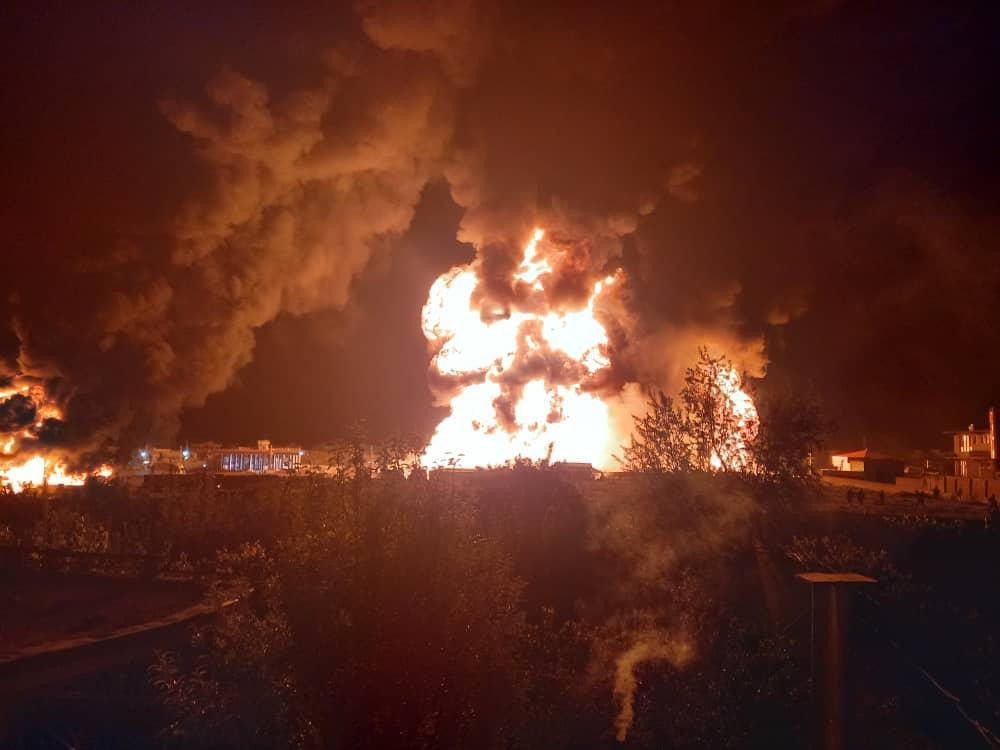 Đám cháy lớn đã gây ra một đám khói đen khổng lồ khiến bầu trời thủ đô chuyển màu đỏ rực và những làn khói đen cuồn cuộn bốc lên trông như ngày tận thế.