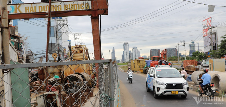 Tại TP Thủ Đức, tình trạng lô cốt "ngáng đường" chủ yếu thuộc vào các dự án bị chậm trễ, ì ạch tiến độ. Cơ quan chức năng đã nhiều lần đình chỉ, xử phạt nặng nhưng sau đó không thay đổi như dự án nâng cấp đường Lương Định Của; dự án mở rộng đường Đồng Văn Cống.
