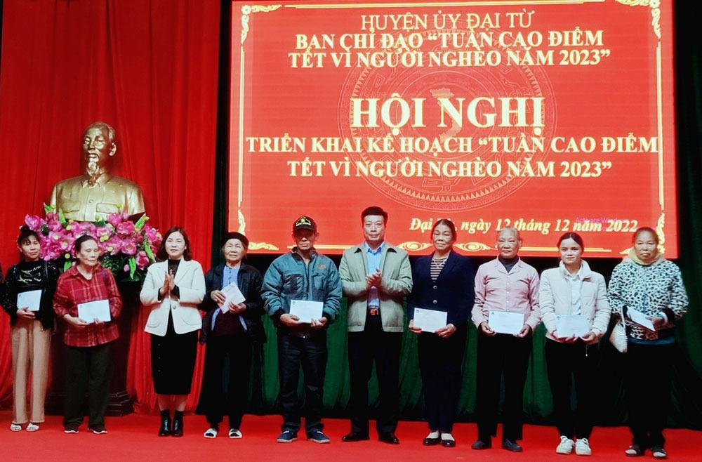 Lãnh đạo huyện Đại Từ trao tiền hỗ trợ xây dựng nhà cho các hộ có hoàn cảnh khó khăn. Ảnh: Báo Thái Nguyên Lãnh đạo huyện Đại Từ trao tiền hỗ trợ xây dựng nhà cho các hộ có hoàn cảnh khó khăn. Ảnh: Báo Thái Nguyên