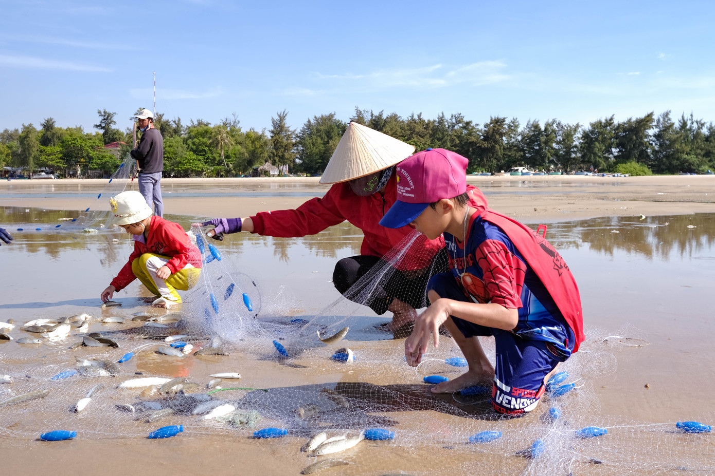 Kê Gà ảnh 6 Du khách có cơ hội trải nghiệm kéo lưới, gỡ cá cùng ngư dân tại đây. Ảnh: Linh Huỳnh