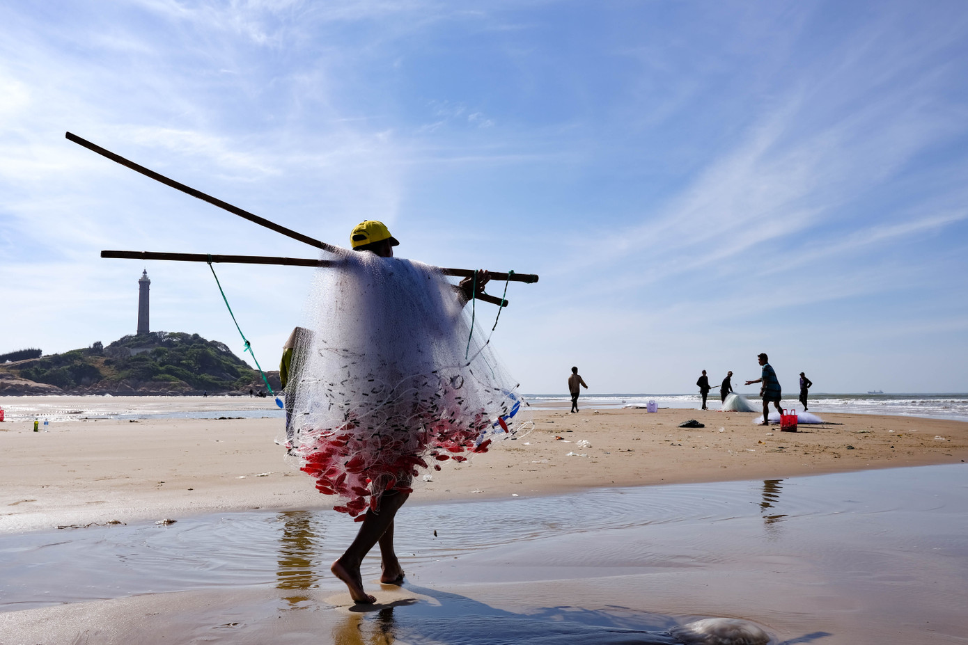 Kê Gà ảnh 5 Du khách có cơ hội trải nghiệm kéo lưới, gỡ cá cùng ngư dân tại đây. Ảnh: Linh Huỳnh