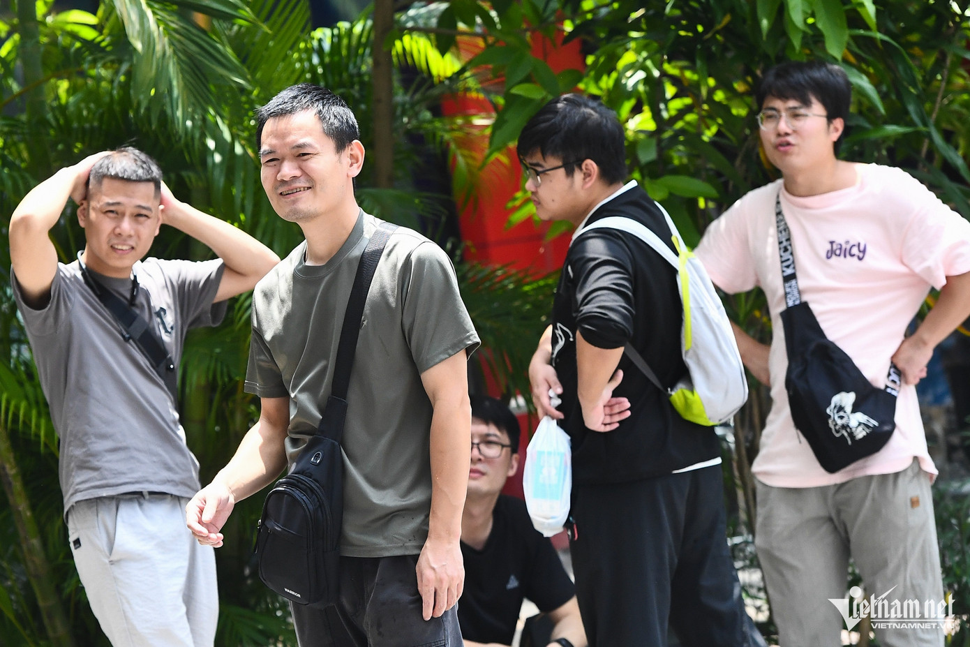 Khu vực đồ ăn tầng 1 và nhà hàng tầng 3 đều quá tải, nhiều gia đình chấp nhận ra ngoài trời ăn dù không có điều hòa. Không ít người ngồi bệt xuống đất hay chân cầu thang để dùng bữa nhanh. Khu vực đồ ăn tầng 1 và nhà hàng tầng 3 đều quá tải, nhiều gia đình chấp nhận ra ngoài trời ăn dù không có điều hòa. Không ít người ngồi bệt xuống đất hay chân cầu thang để dùng bữa nhanh.