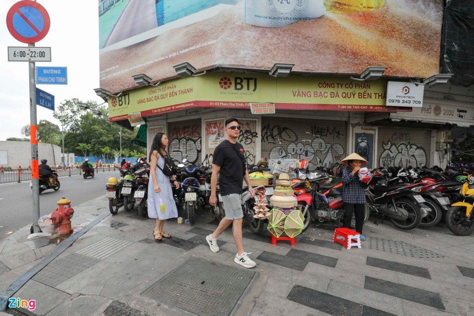 Tại ngã ba Lê Lai và Phan Chu Trinh, một mặt bằng có vị trí 2 mặt tiền với giá chào thuê 400 triệu đồng/tháng cũng trong tình trạng ế ẩm khách thuê. Tại ngã ba Lê Lai và Phan Chu Trinh, một mặt bằng có vị trí 2 mặt tiền với giá chào thuê 400 triệu đồng/tháng cũng trong tình trạng ế ẩm khách thuê.