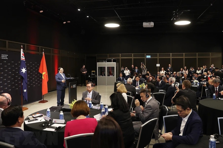Thủ tướng Phạm Minh Chính trao đổi với lãnh đạo và sinh viên Trường Đại học Quốc gia Australia (ANU). (Ảnh: Dương Giang/TTXVN)