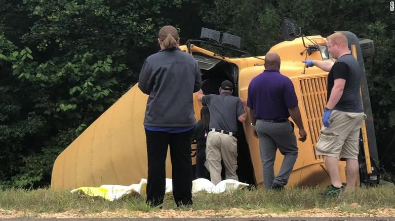 Lật xe buýt đưa đón học sinh, 8 người thương vong ảnh 1