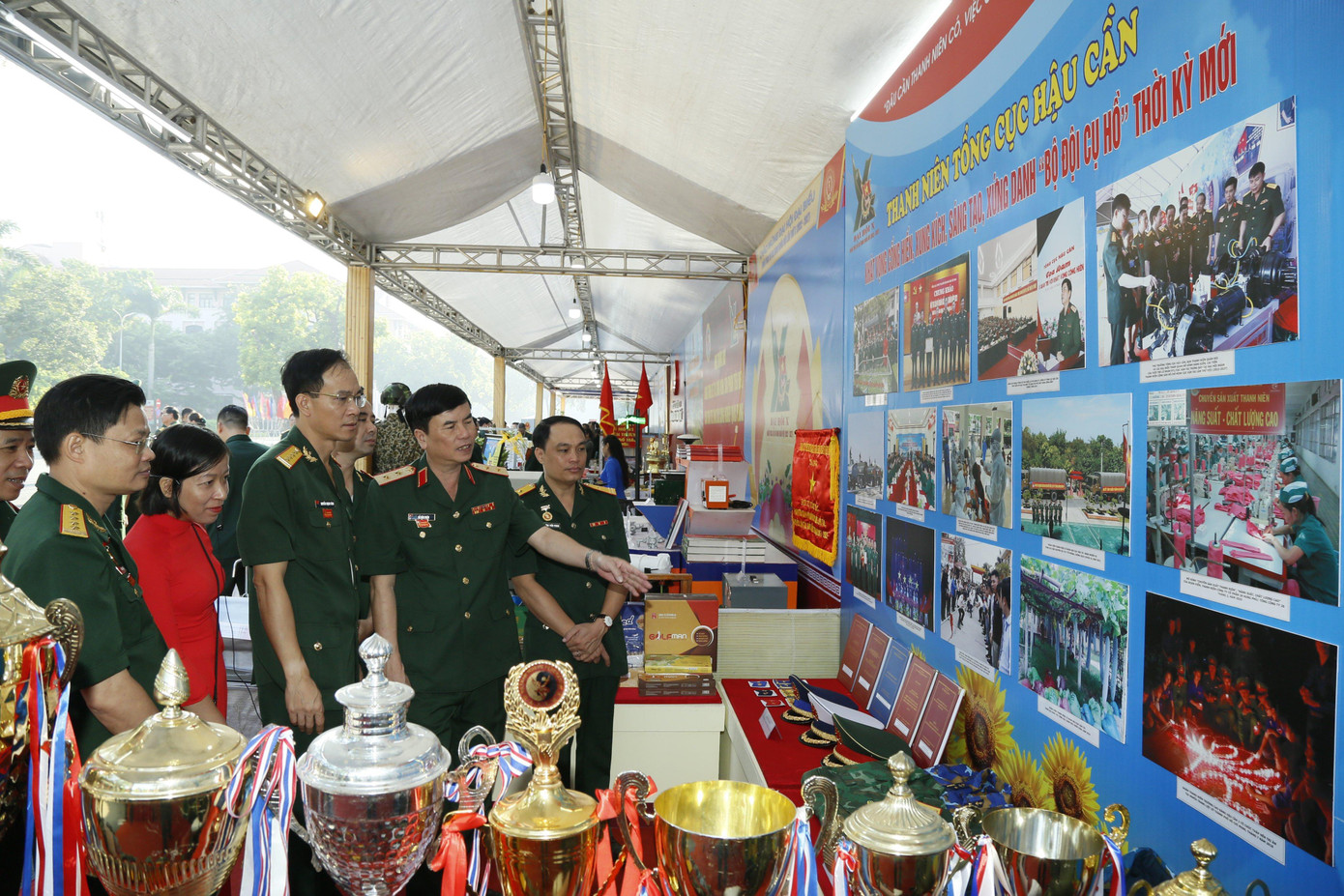 Khu trưng bày thành tích của tuổi trẻ TCHC (giai đoạn 2017-2022) tại Đại hội Đoàn toàn quân lần thứ X, trong đó có sự đóng góp của Đại úy Thái Bình và Thượng úy Thủy Tiên