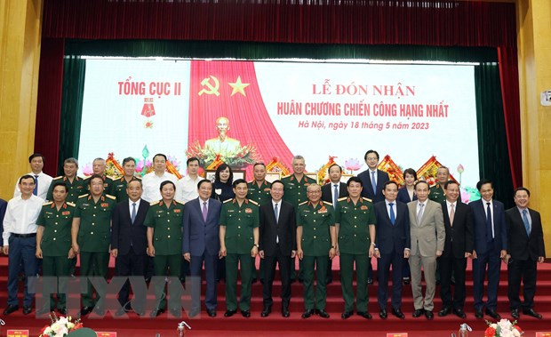 Chủ tịch nước Võ Văn Thưởng với lãnh đạo Tổng Cục II, Bộ Quốc phòng và các đại biểu. (Ảnh: Thống Nhất/TTXVN)