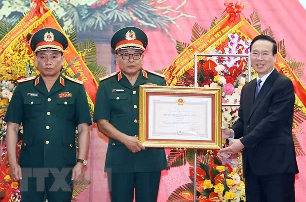 Chủ tịch nước Võ Văn Thưởng trao tặng Huân chương Chiến công hạng Nhất cho Tổng Cục II, Bộ Quốc phòng. (Ảnh: Thống Nhất/TTXVN) Chủ tịch nước Võ Văn Thưởng trao tặng Huân chương Chiến công hạng Nhất cho Tổng Cục II, Bộ Quốc phòng. (Ảnh: Thống Nhất/TTXVN)