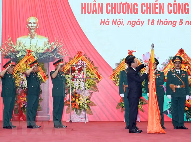 Chủ tịch nước Võ Văn Thưởng gắn Huân chương Chiến công hạng Nhất lên lá cờ truyền thống của Tổng Cục II, Bộ Quốc phòng. (Ảnh: Thống Nhất/TTXVN) Chủ tịch nước Võ Văn Thưởng gắn Huân chương Chiến công hạng Nhất lên lá cờ truyền thống của Tổng Cục II, Bộ Quốc phòng. (Ảnh: Thống Nhất/TTXVN)