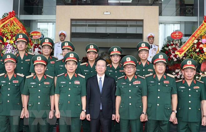 Chủ tịch nước Võ Văn Thưởng với lãnh đạo Tổng Cục II, Bộ Quốc phòng. (Ảnh: Thống Nhất/TTXVN)