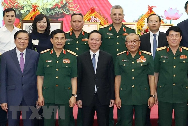 Chủ tịch nước Võ Văn Thưởng với lãnh đạo Tổng Cục II, Bộ Quốc phòng và các đại biểu. (Ảnh: Thống Nhất/TTXVN)