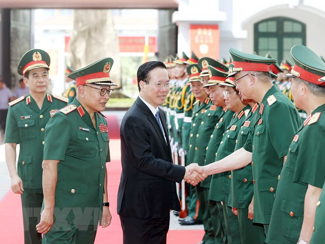 Chủ tịch nước Võ Văn Thưởng với lãnh đạo Tổng Cục II, Bộ Quốc phòng. (Ảnh: Thống Nhất/TTXVN)