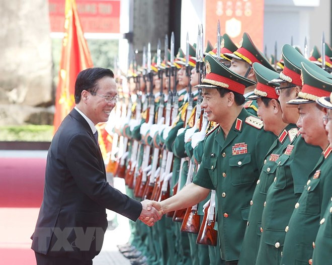 Chủ tịch nước Võ Văn Thưởng với lãnh đạo Tổng Cục II, Bộ Quốc phòng. (Ảnh: Thống Nhất/TTXVN)