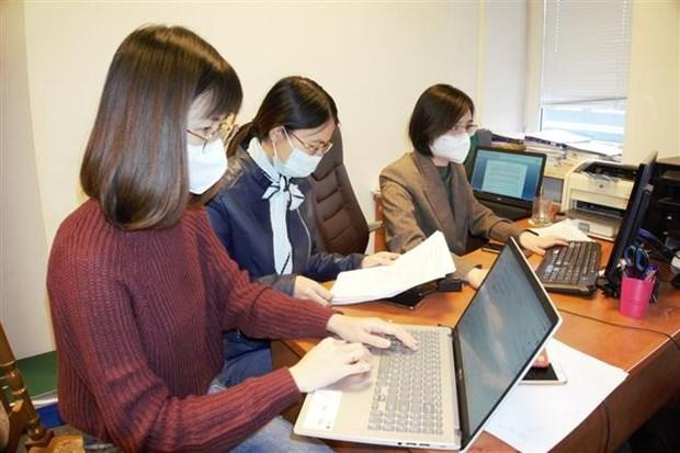 Nhân viên Đại sứ quán Việt Nam tại Ba Lan khẩn trương hoàn chỉnh công tác chuẩn bị cho chuyến bay hồi hương công dân từ Warsaw. (Ảnh: Hồng Kỳ/TTXVN)