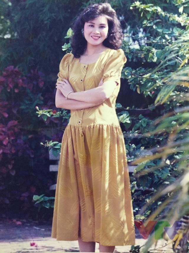 Nhắc đến bản tin thời sự những năm 1990, nhiều khán giả không thể quên gương mặt quen thuộc là BTV Nhật Lệ - Á hậu Người đẹp Hà Nội (Ảnh: Nhân vật cung cấp).