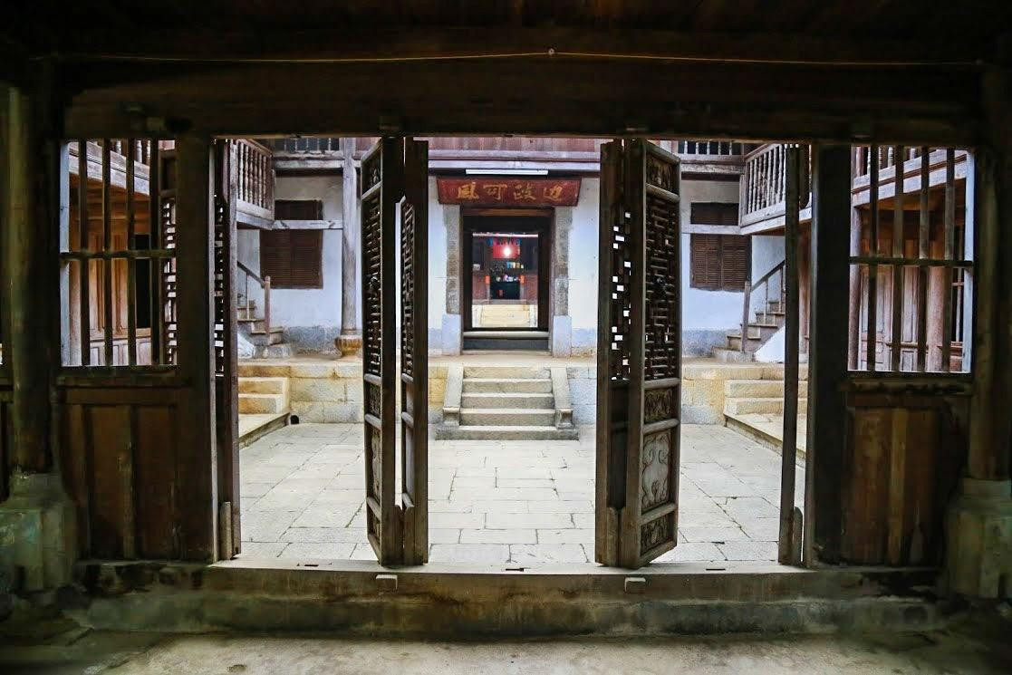 Chủ nhân của dinh thự - ông Vương Chính Đức (1865 – 1947) là người duy nhất được đồng bào người H’Mông ở Đông Bắc Việt Nam suy tôn là vua Mèo và cai quản 4 huyện Quản Bạ, Yên Minh, Mèo Vạc, Đồng Văn.