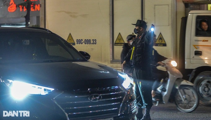 Theo Thiếu tá Khương, mật độ giao thông nhiều lúc đông nên các cán bộ, chiến sỹ thực hiện nhiệm vụ phải hết sức cẩn trọng để đảm bảo an toàn cho bản thân và người đi đường. Theo Thiếu tá Khương, mật độ giao thông nhiều lúc đông nên các cán bộ, chiến sỹ thực hiện nhiệm vụ phải hết sức cẩn trọng để đảm bảo an toàn cho bản thân và người đi đường.